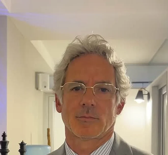 Abogado de Certeza Jurídica Asociados, de traje, en el estudio